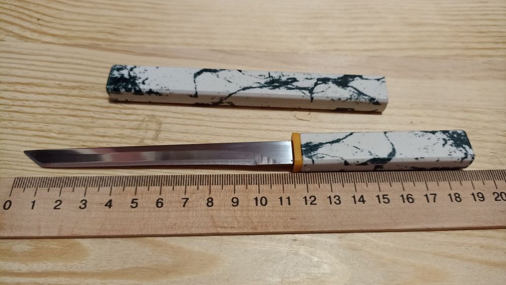 Два кухонних ножа