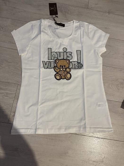 Biala bluzka z motywem Louis Vuitton M