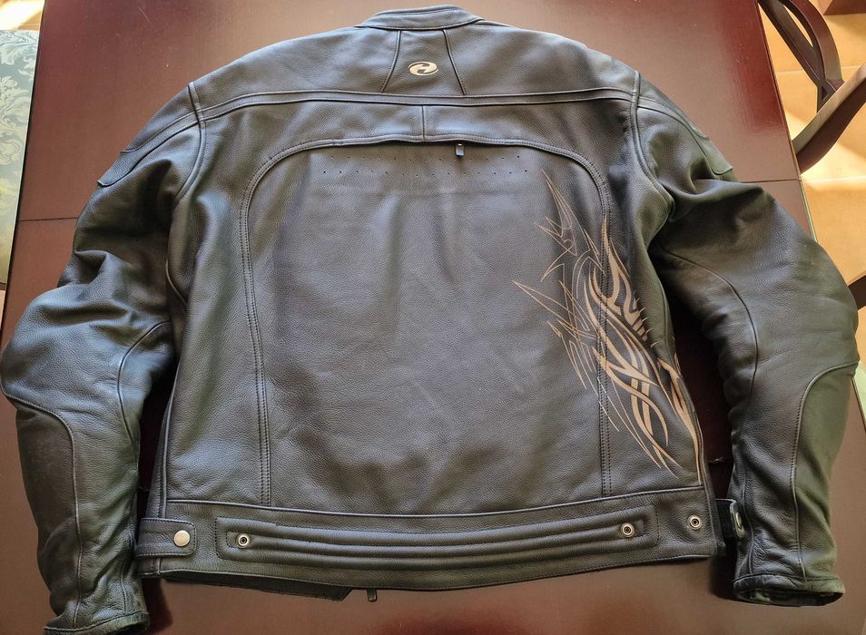 Komplet ubrania na motocykl: kurtka, spodnie, buty, kask