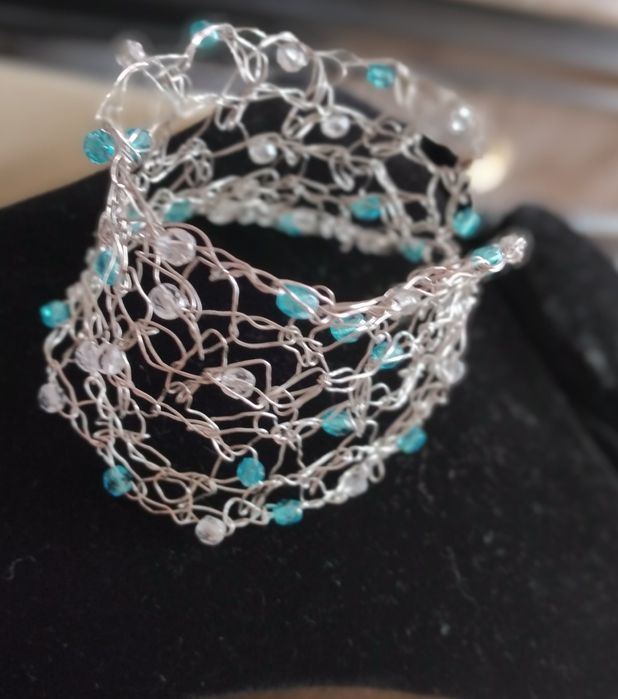 Pulseira ajustável com pedrinhas comprada na Casa Batalha
