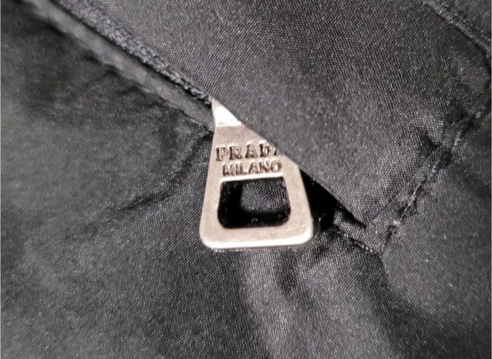 Продам куртку Prada (оригинал).