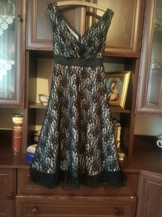 Плаття чорного кольору тканина сiточка низ бiлий дуже гарне 54 розмiру