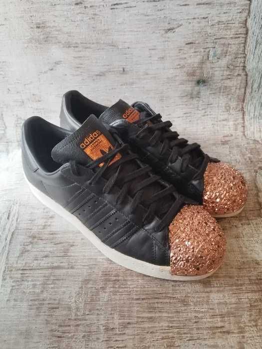 Adidas superstar brokatowy przód.