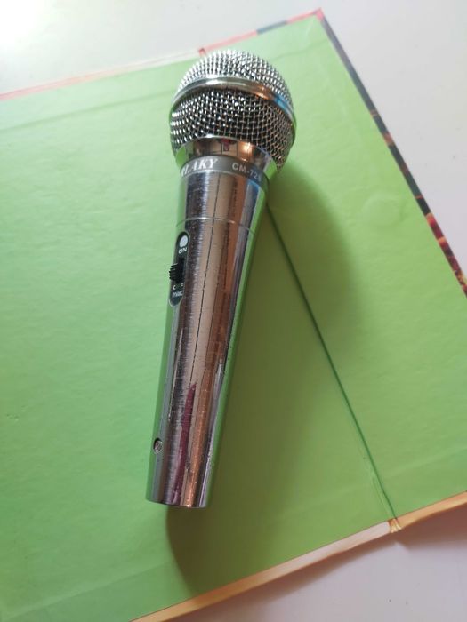 Microfone de mão modelo CM-728 da marca RLAKY