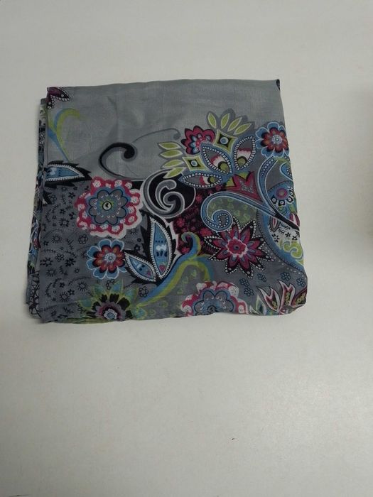 Echarpe cinzenta com flores