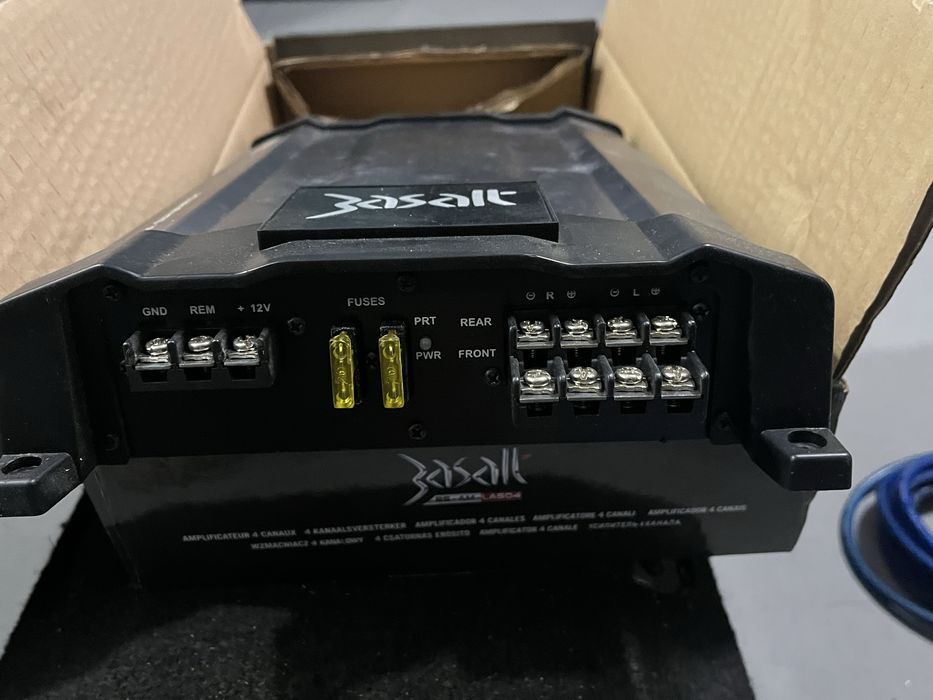 Amplificador, rádio, subwoofer, cabos e cabos