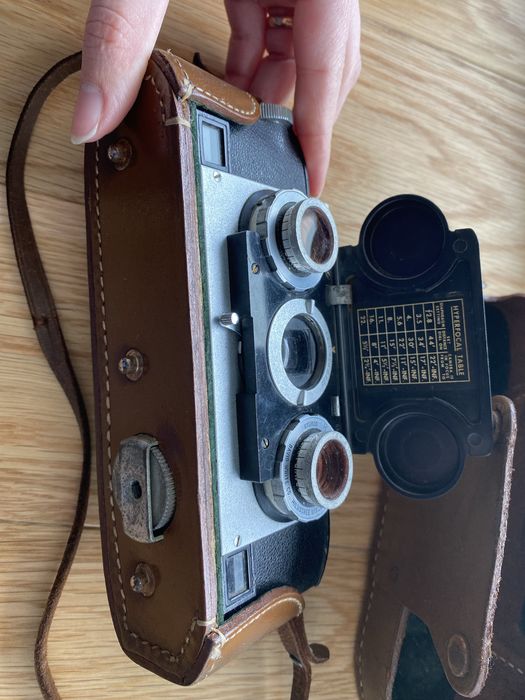 Máquina fotográfica e estojo Stereo Realist 3.5