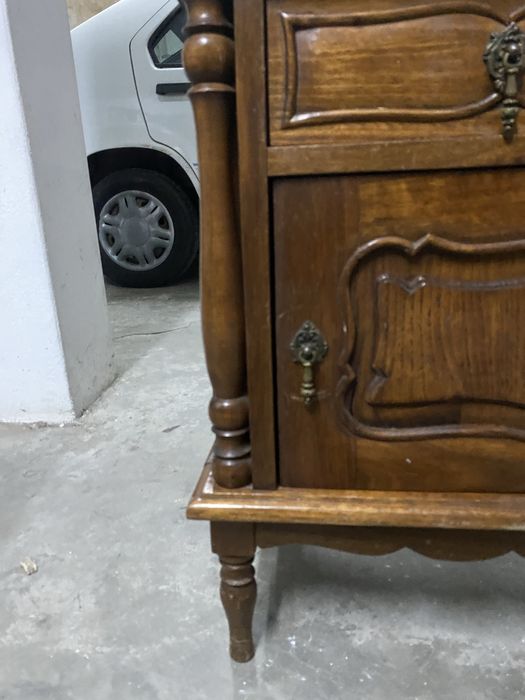 Mesa de cabeceira antiga em madeira maciça
