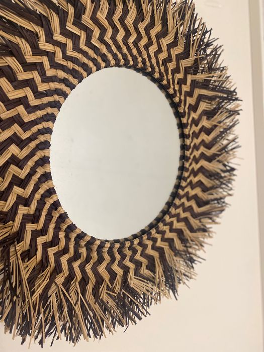 Espelho em ráfia e madeira  tons bege e preto