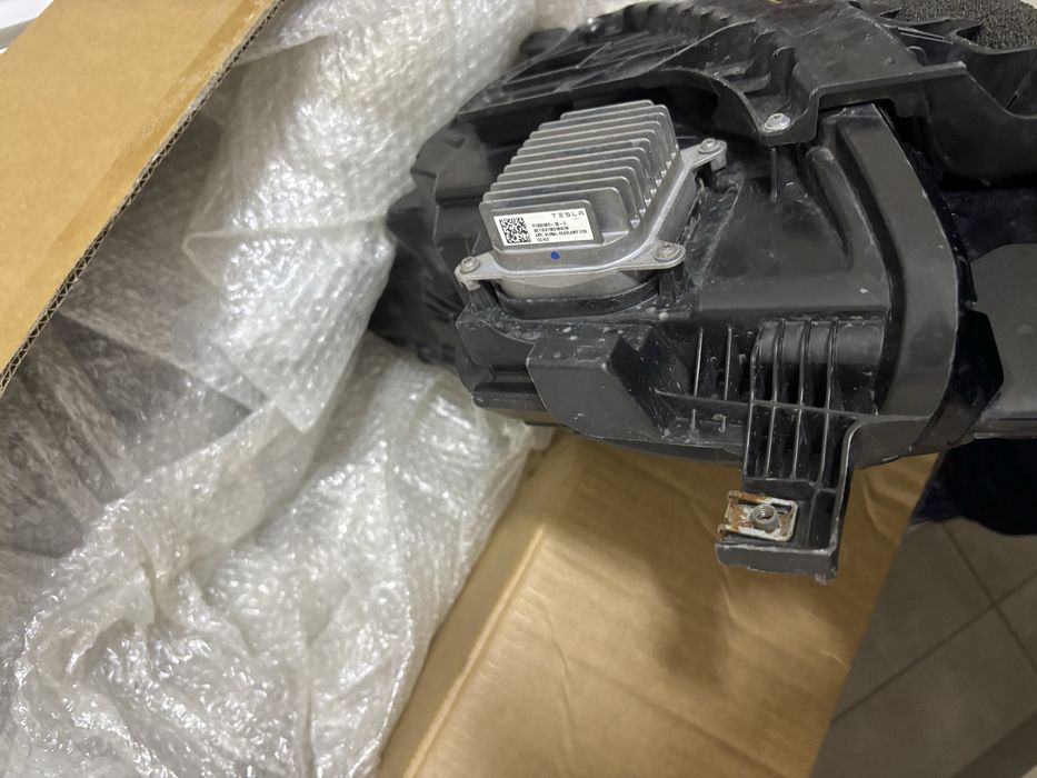 Фара передня права tesla model 3 рест лінзована