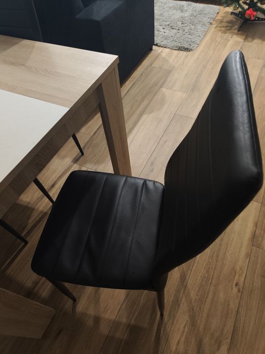 Mesa de jantar com as cadeiras