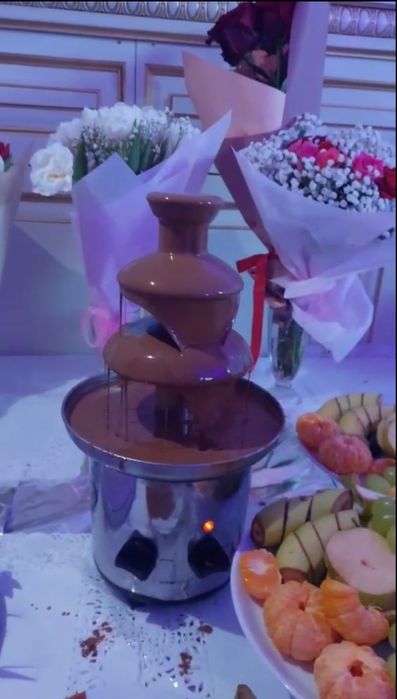 Шоколадний фонтан оренда доставка за окрему плату