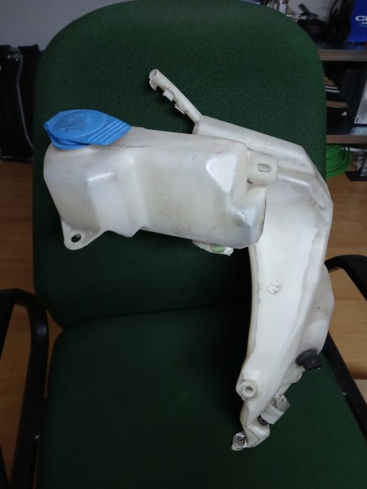 Reservatório limpa vidros