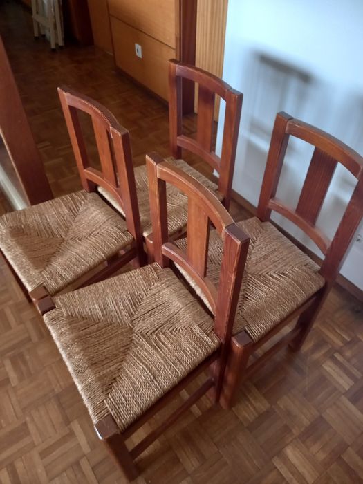 4 Cadeiras em madeira maciça, com assentos amovíveis, feitos em corda