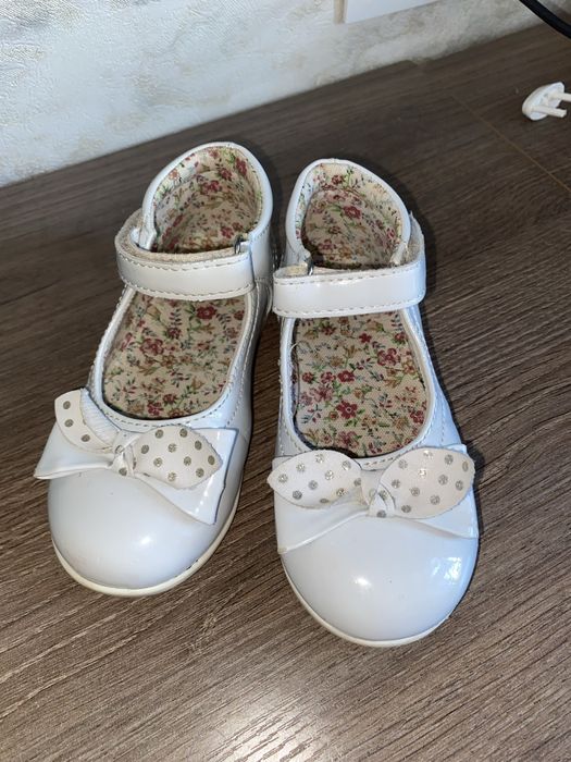 Білі святкові туфлі