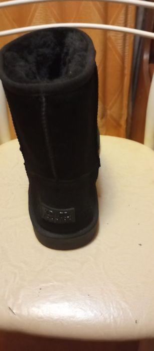 Продам новые угги 45 р .на 44
