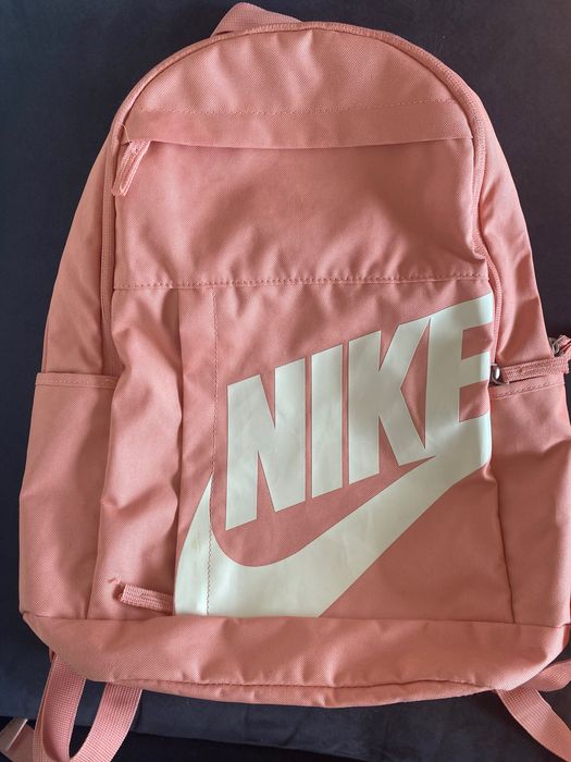 Рюкзак Nike помаранчевого кольору, дуже зручний, має багато кишень .
