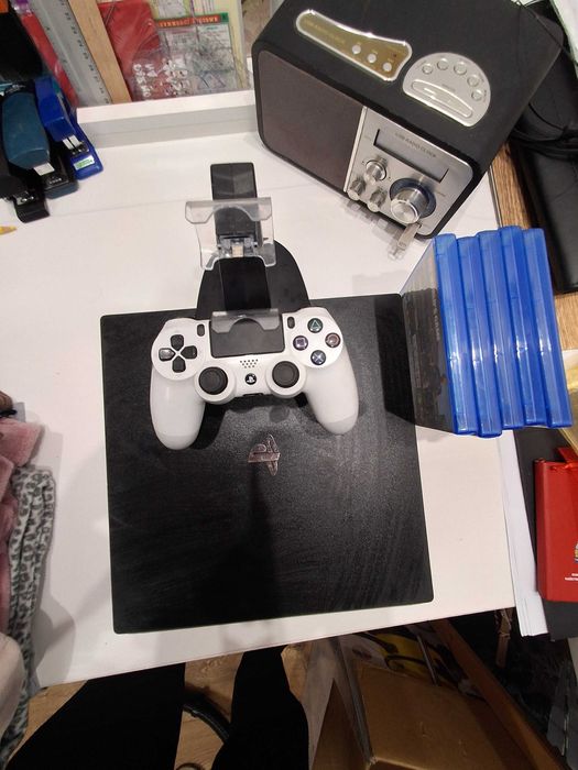 Konsola PS4 PRO 1TB + 5 gier + PAD + okablowanie