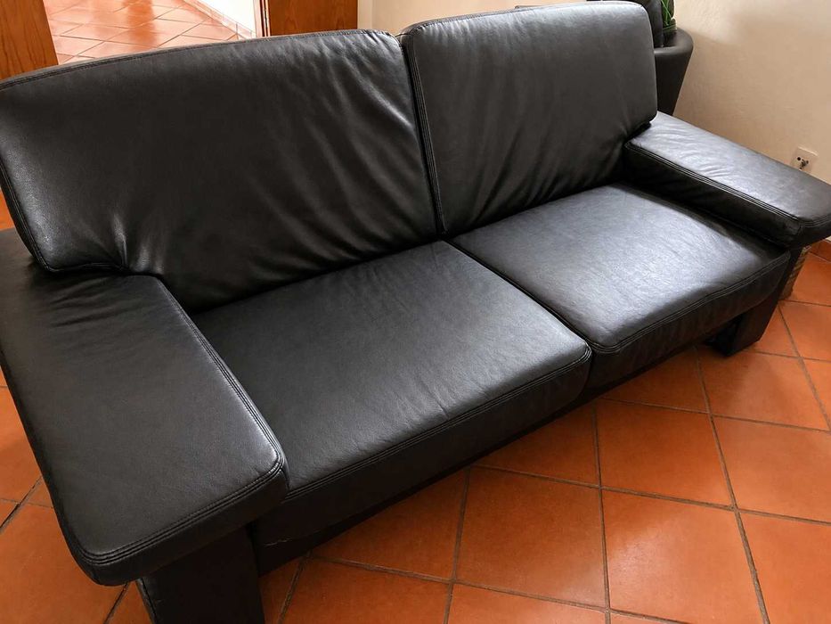 Sofá 3 Lugares + Poltrona em Pele Preta – Excelente Estado