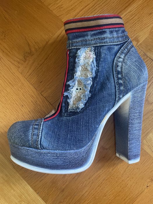Jeansowe buty na koturnie