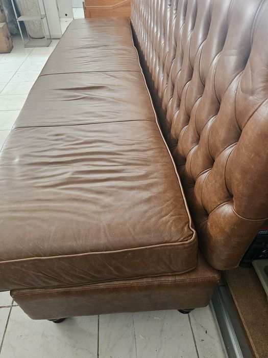 Sofá de pele castanho