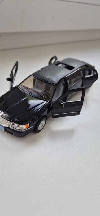 Це іграшкова модель автомобіля Kinsmart 1999 Lincoln Town Car Stretch Limousine KT7001W.Масштаб: 1:38.