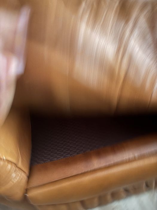Продається стильний шкіряний диван у відмінному стані.