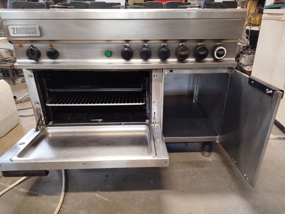 Газова плита професійна Zanussi.