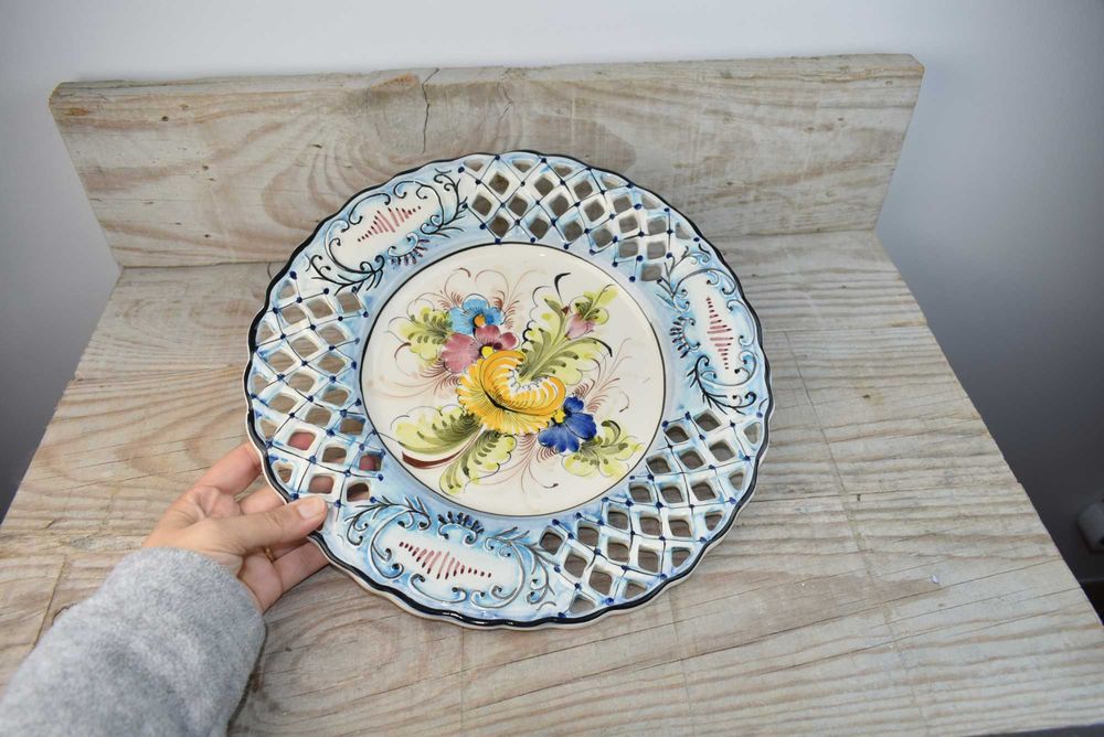 Prato vintage de loiça de pintado à mão - artigo de coleção