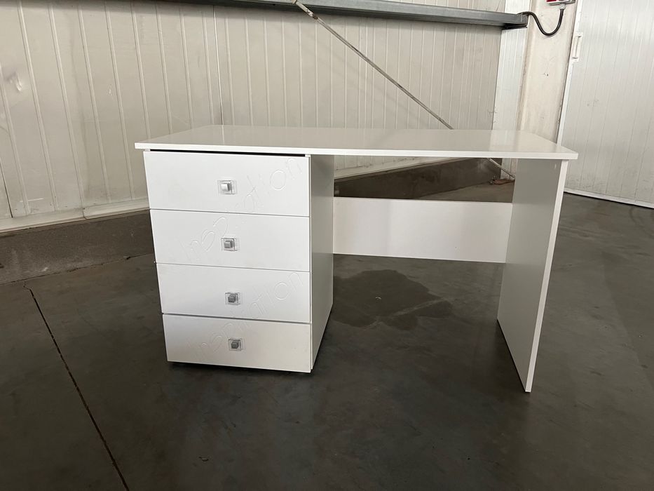 Na sprzedaż biurko w kolorze białym