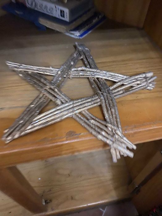 estrela de natal dourada em madeira