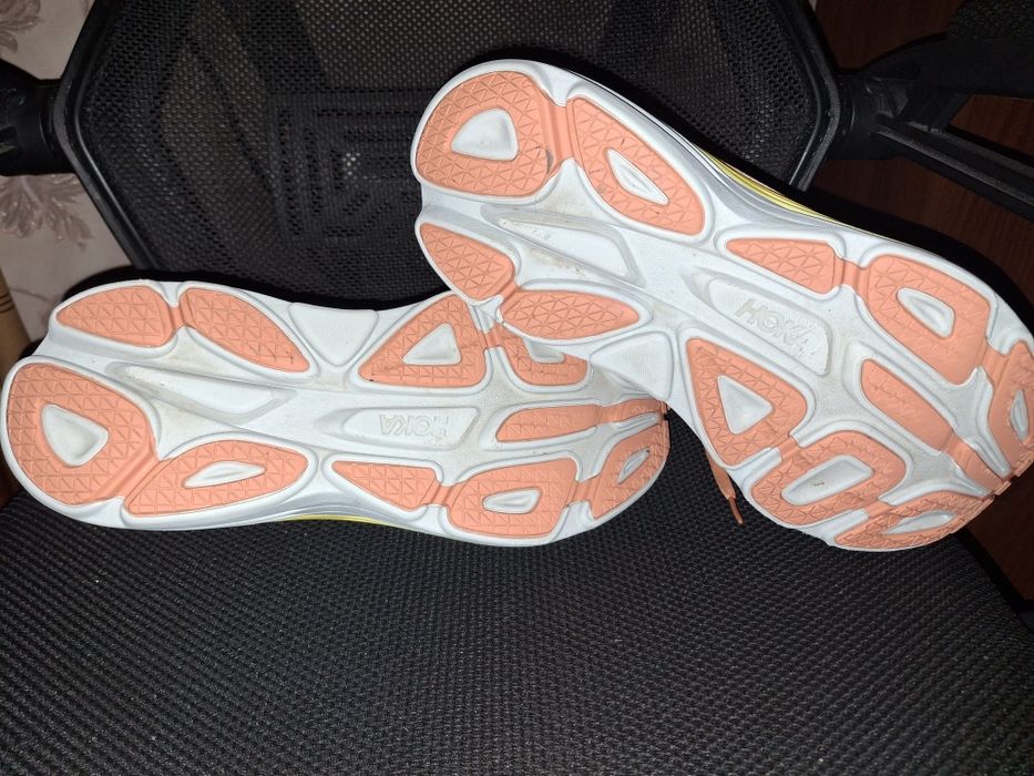 Кросівки HOKA BONDI 8