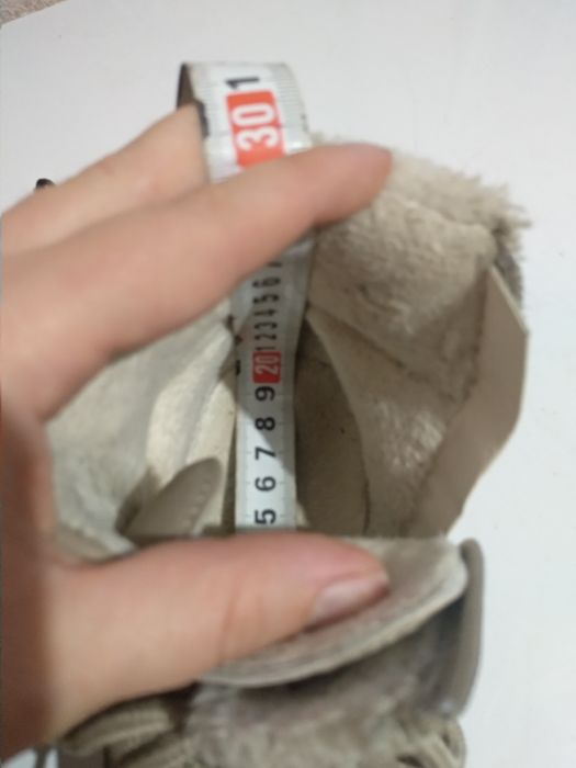 Продам демисезонные ботинки для девочки р. 31, стелька 20 см.