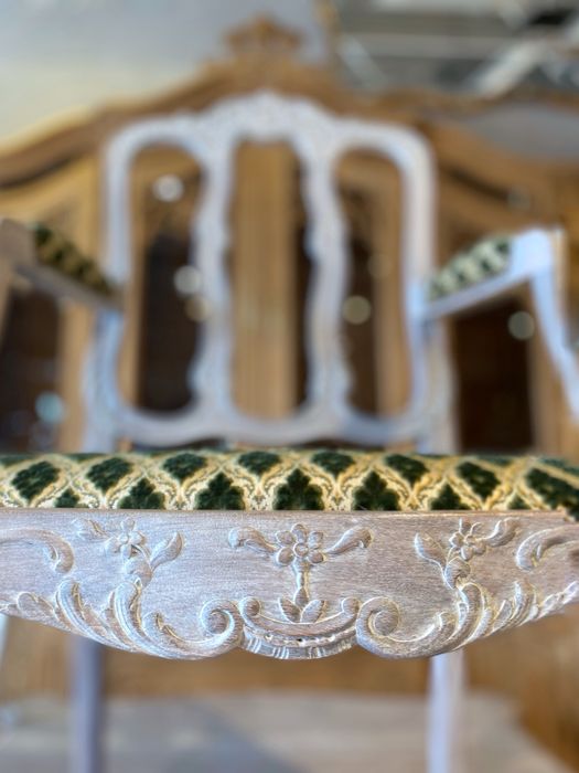 Zabytkowe krzesla ludwikowskie