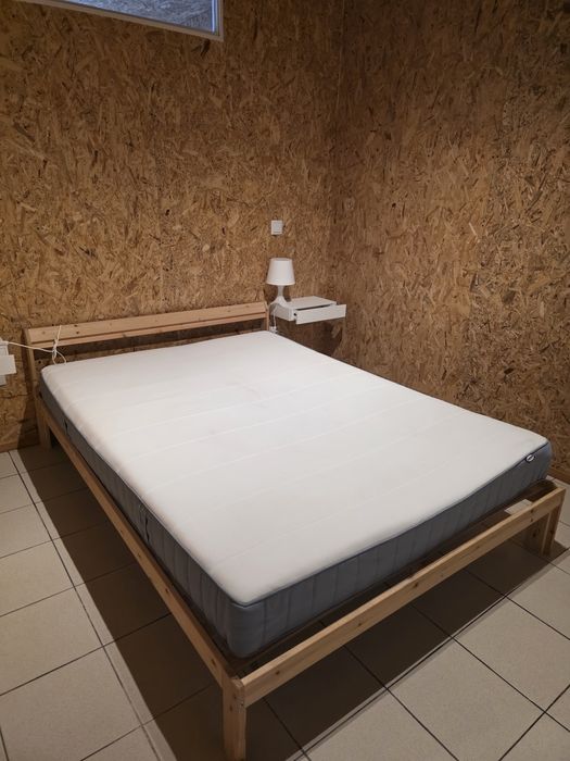 Cama e colchão IKEA