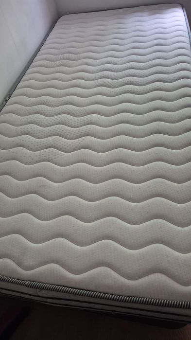 Vendo cama  com  colchão
