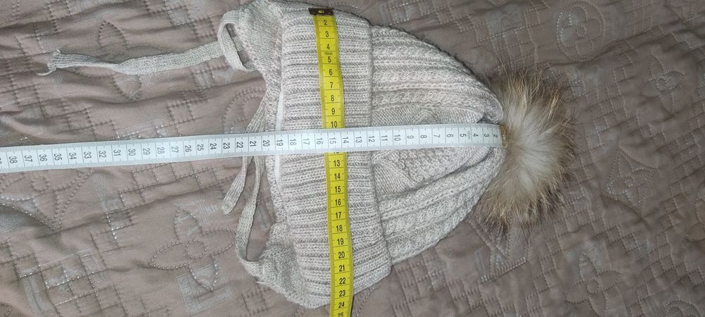 Шапка з натуральним помпоном.Зимова на  3-4 роки.