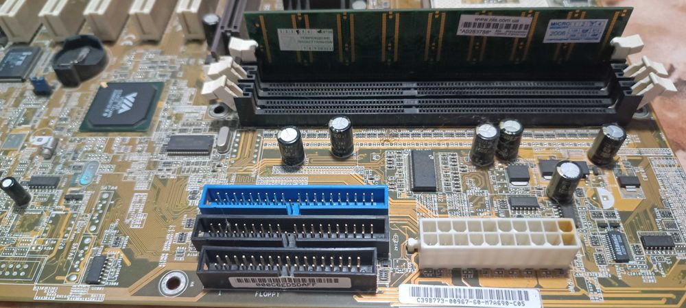 Комплект Asus a7v8x-x. amd athlon axda2400dkv3c. DDR 256mb