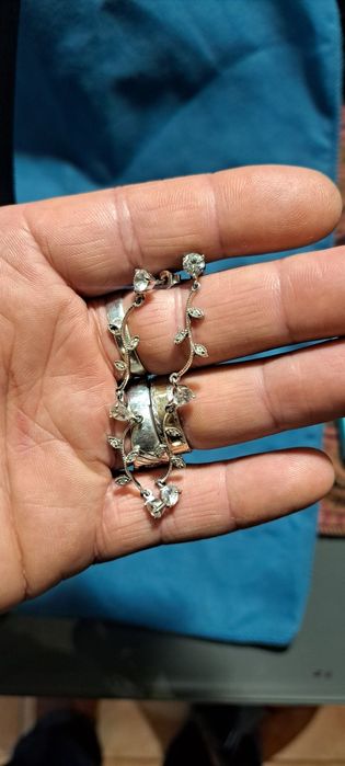 Conjunto em prata contrastada.