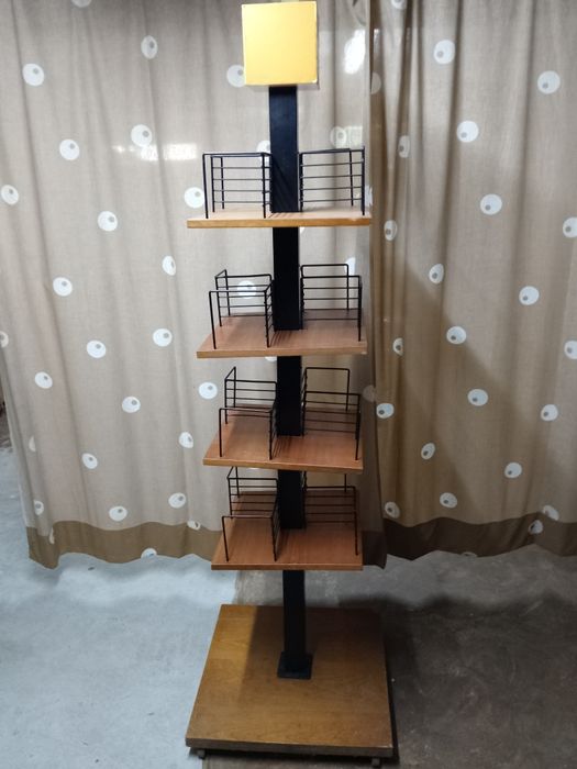 Expositor em madeira e ferro.