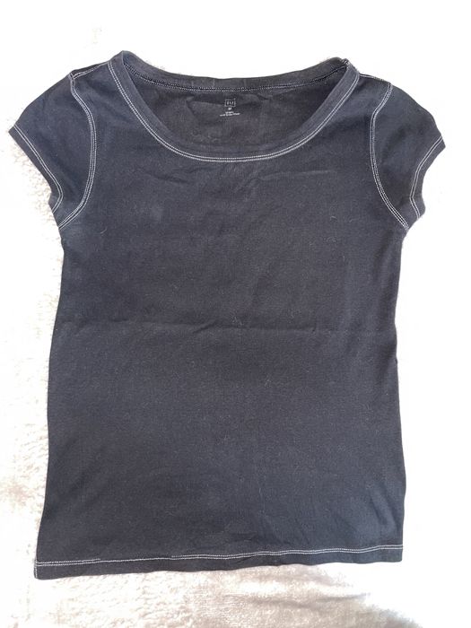 Czarna bluzka gap z biala nitka