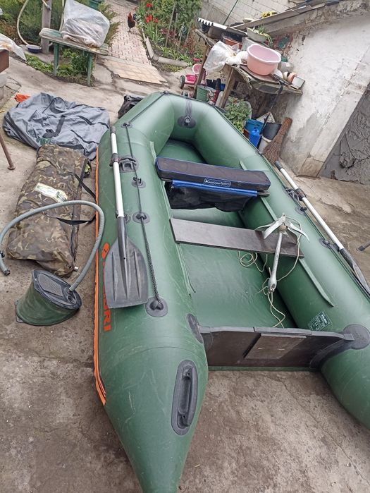 Лодка KOLIBRI KM-330 с тентом и дном