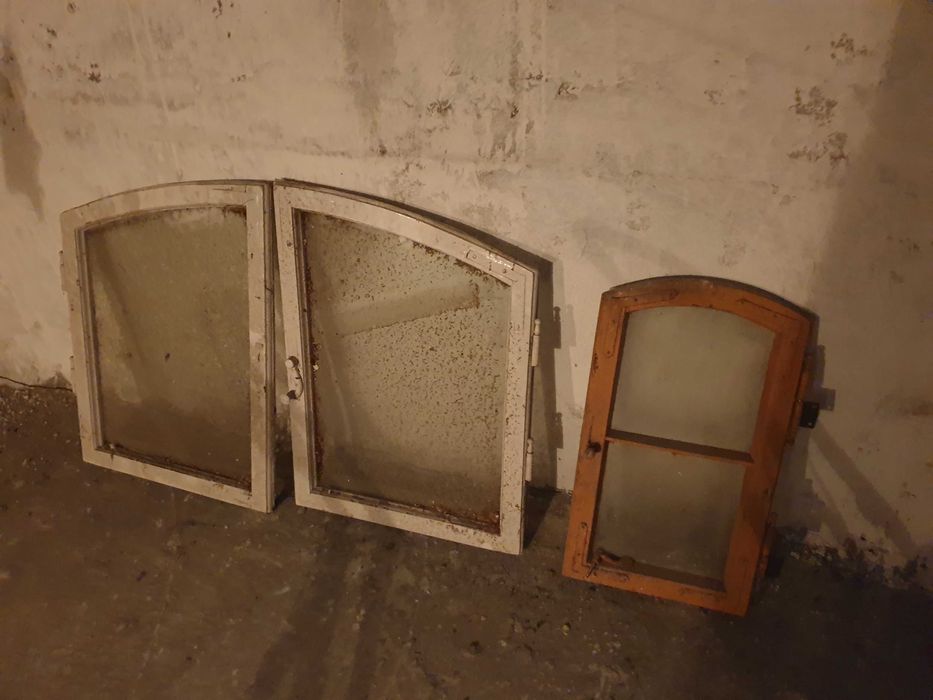 Stare okna z szybami, loft, Prl.