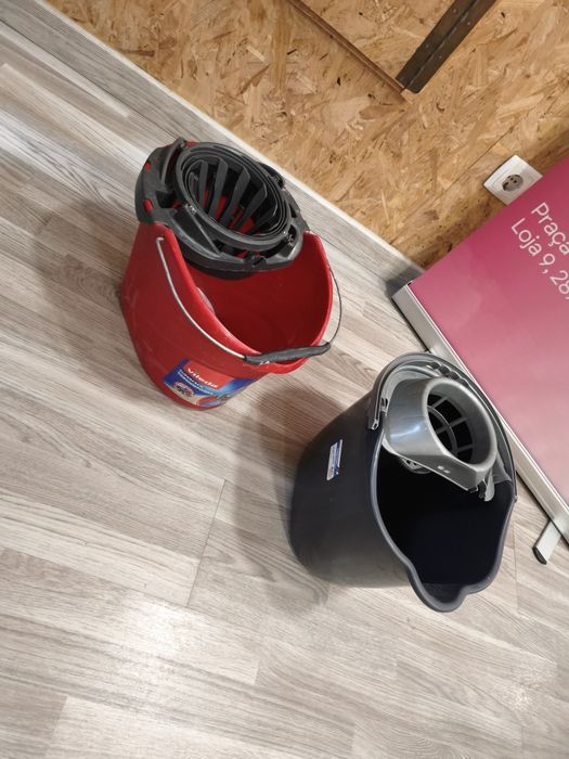Conjunto 2 baldes esfregona usados