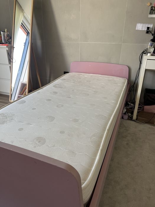 Cama com colchão de criança