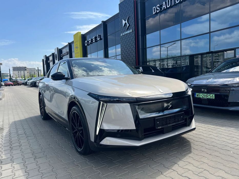 DS Automobiles N°8