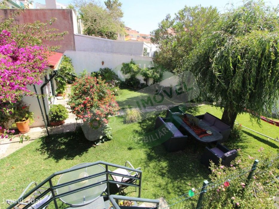 Apartamento T3+2 com jardim e estúdio independente..