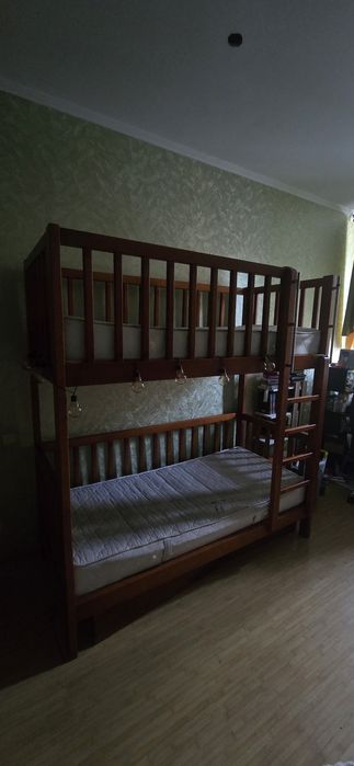Двухярусна дерев'яна дитяча кровать