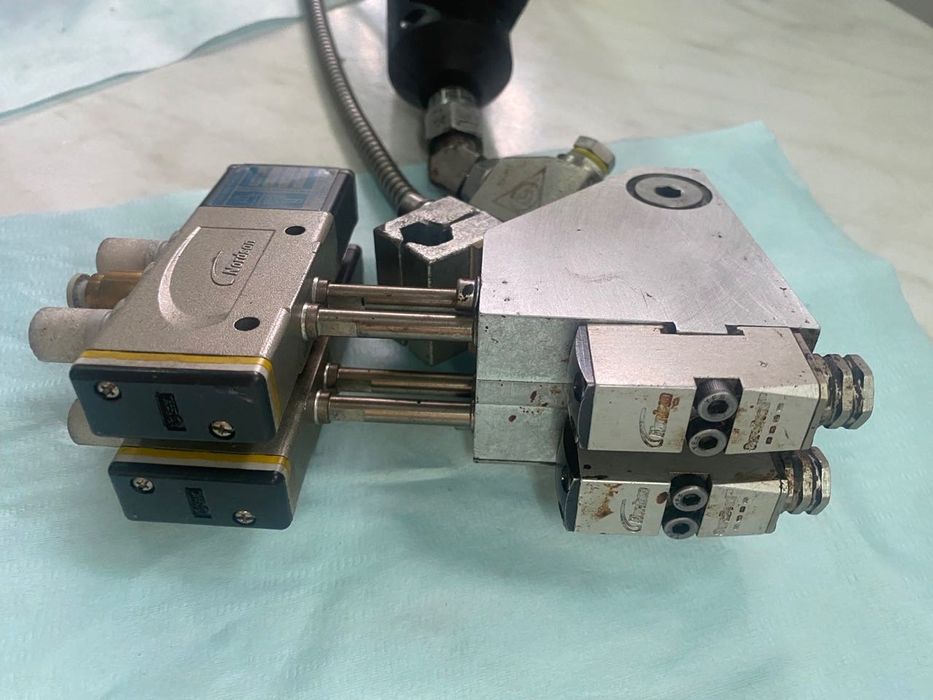 System do kleju Nordson DuraBlue 4 z głowicami MiniBlue II SureBead