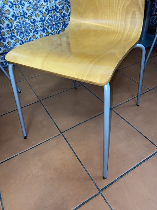 Conjunto mesa e cadeiras.